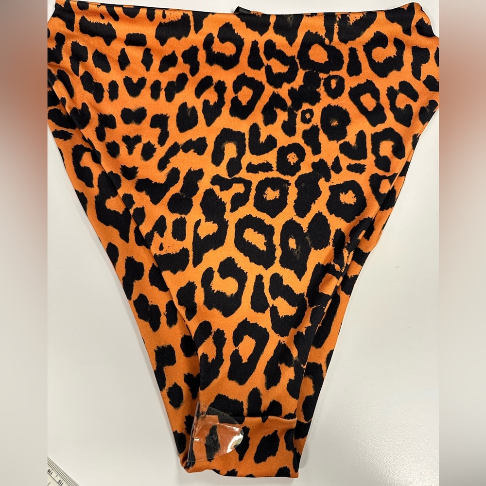 Pretty Little Thing swimming bottom size 6